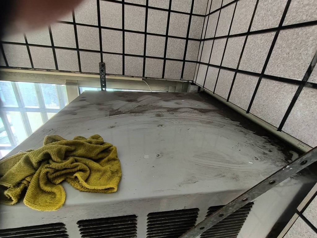 台中窗型冷氣機外表擦拭